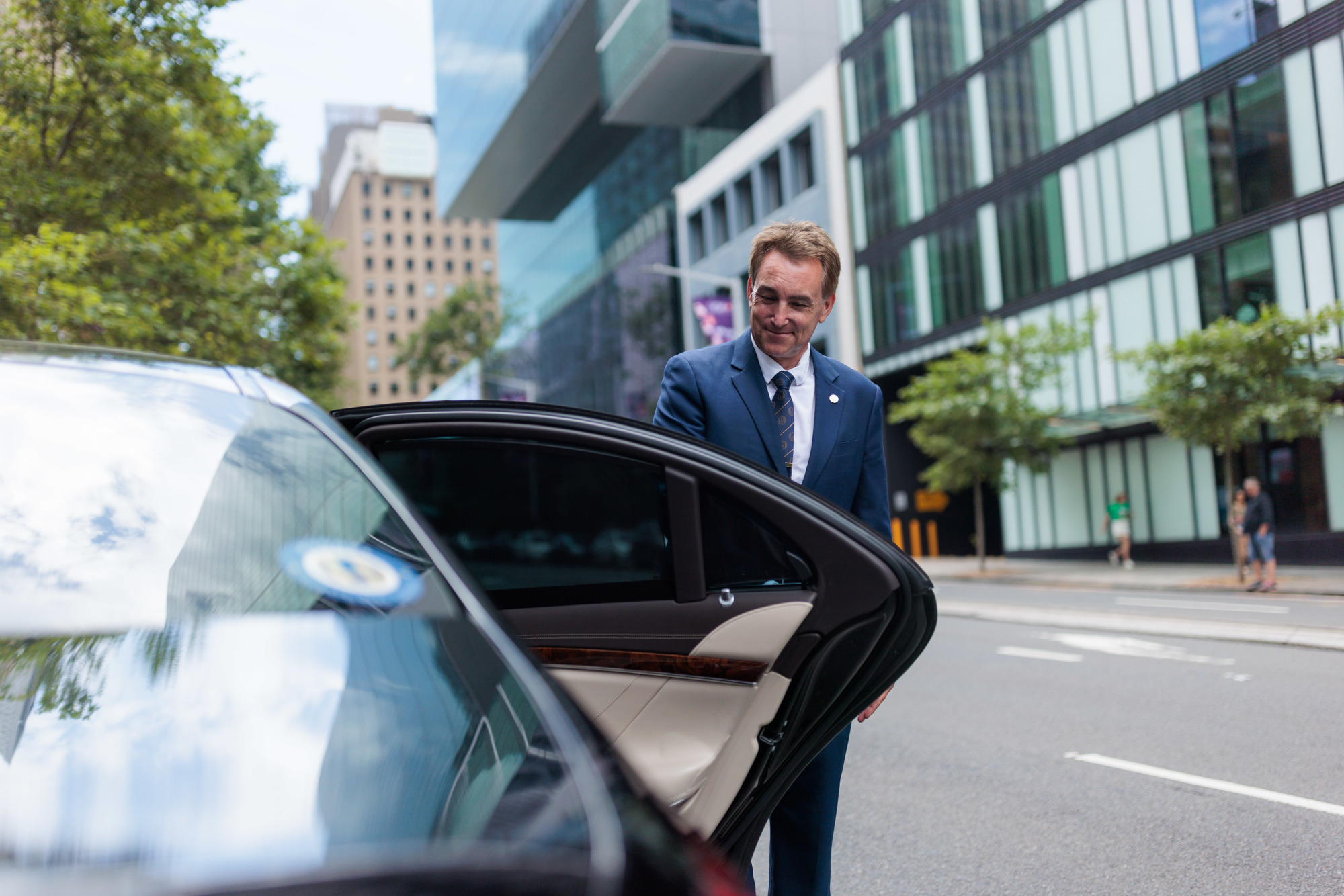 5 Reasons To Hire Professional Chauffeur Services